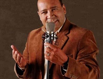 Enaldo Barrera regresa a los escenarios con nuevas canciones y una etapa renovada y fortalecida.